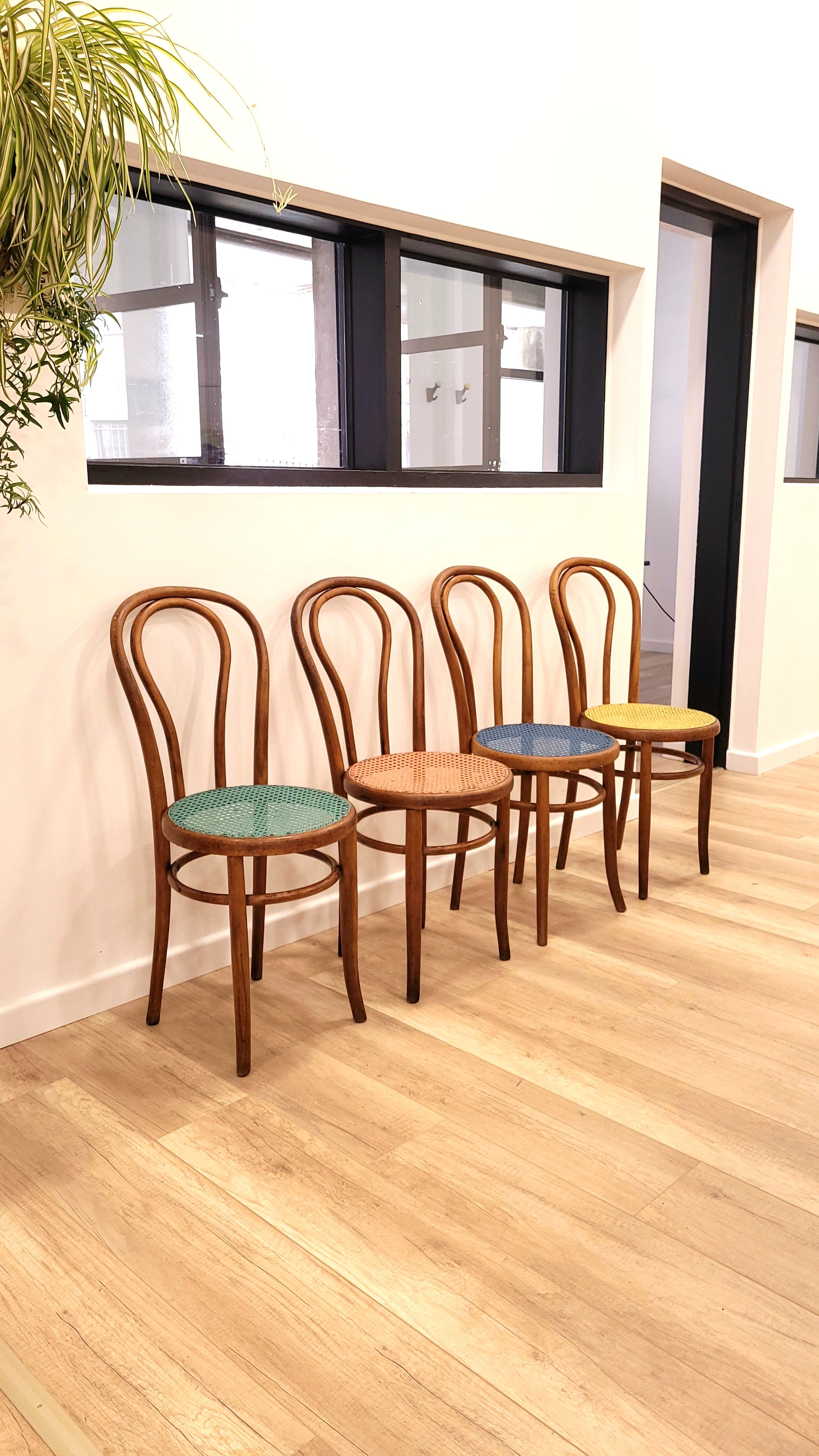 Quatre chaises bistrot