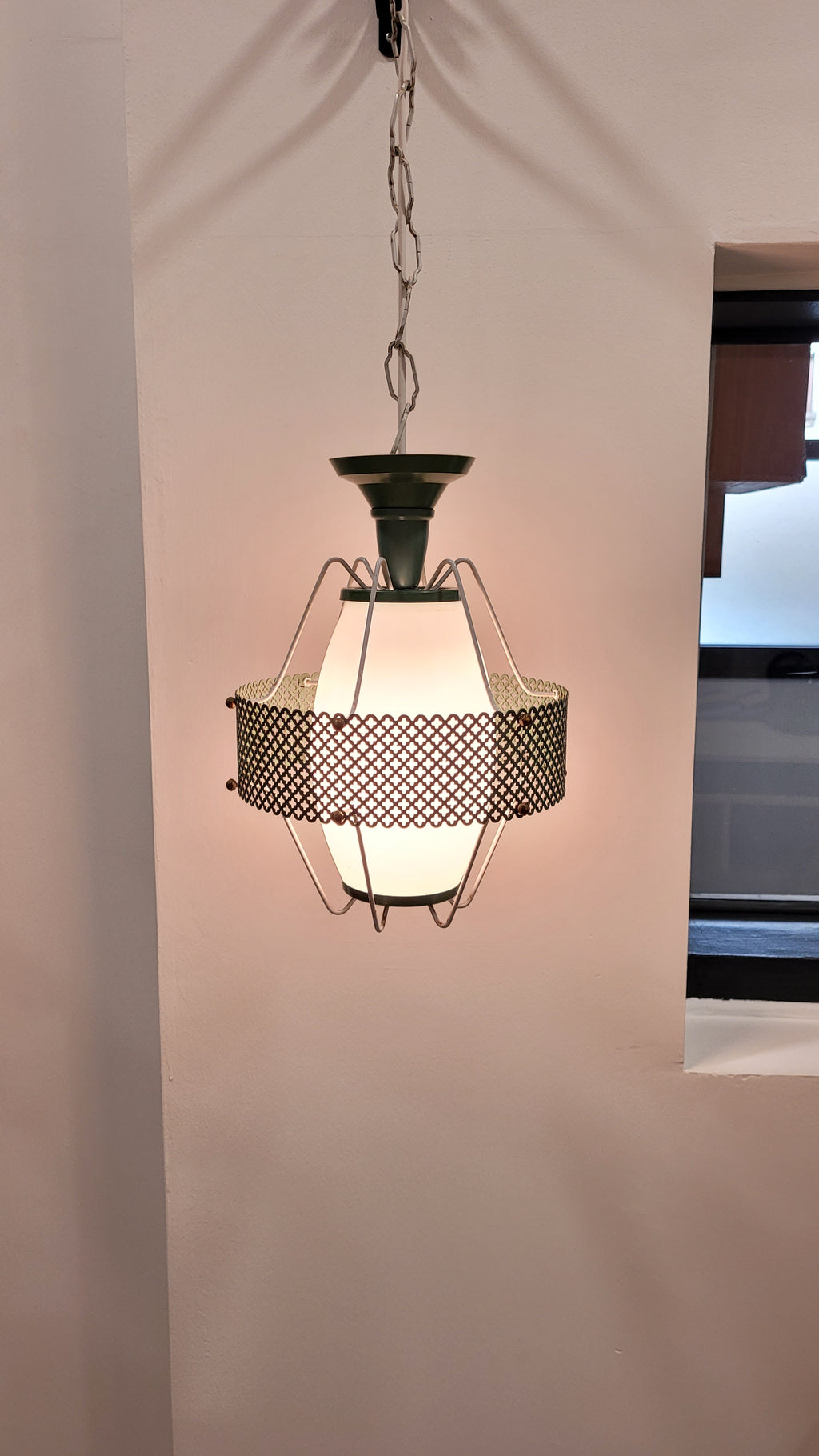 Suspension vintage métal vert style Mategot années 50 lumière