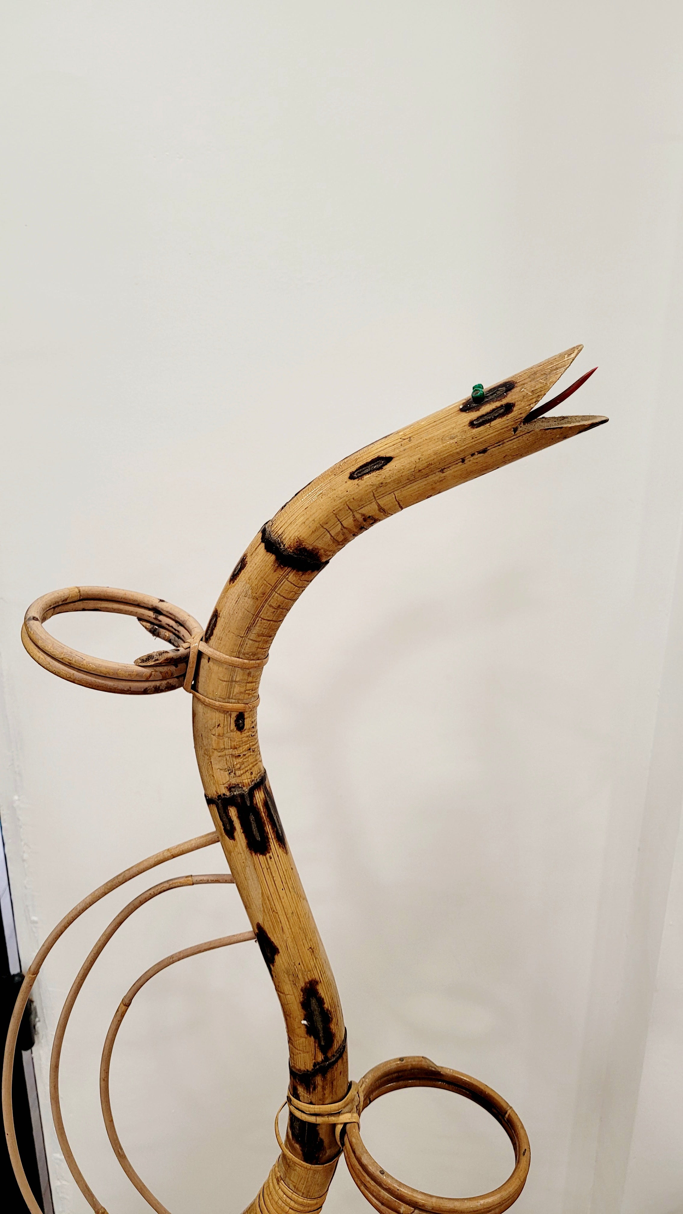Porte-plantes serpent en rotin