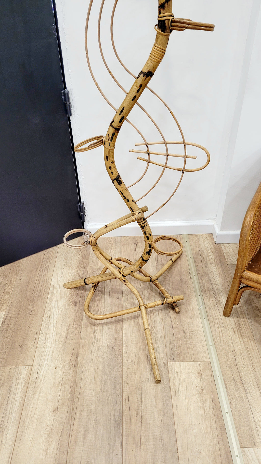 Porte-plantes serpent en rotin