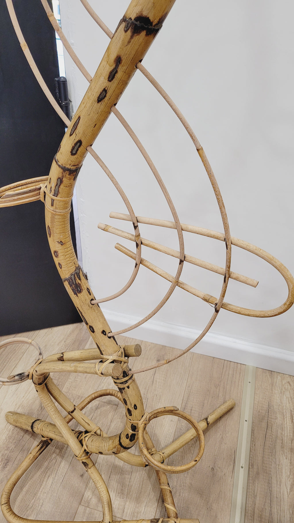 Porte-plantes serpent en rotin