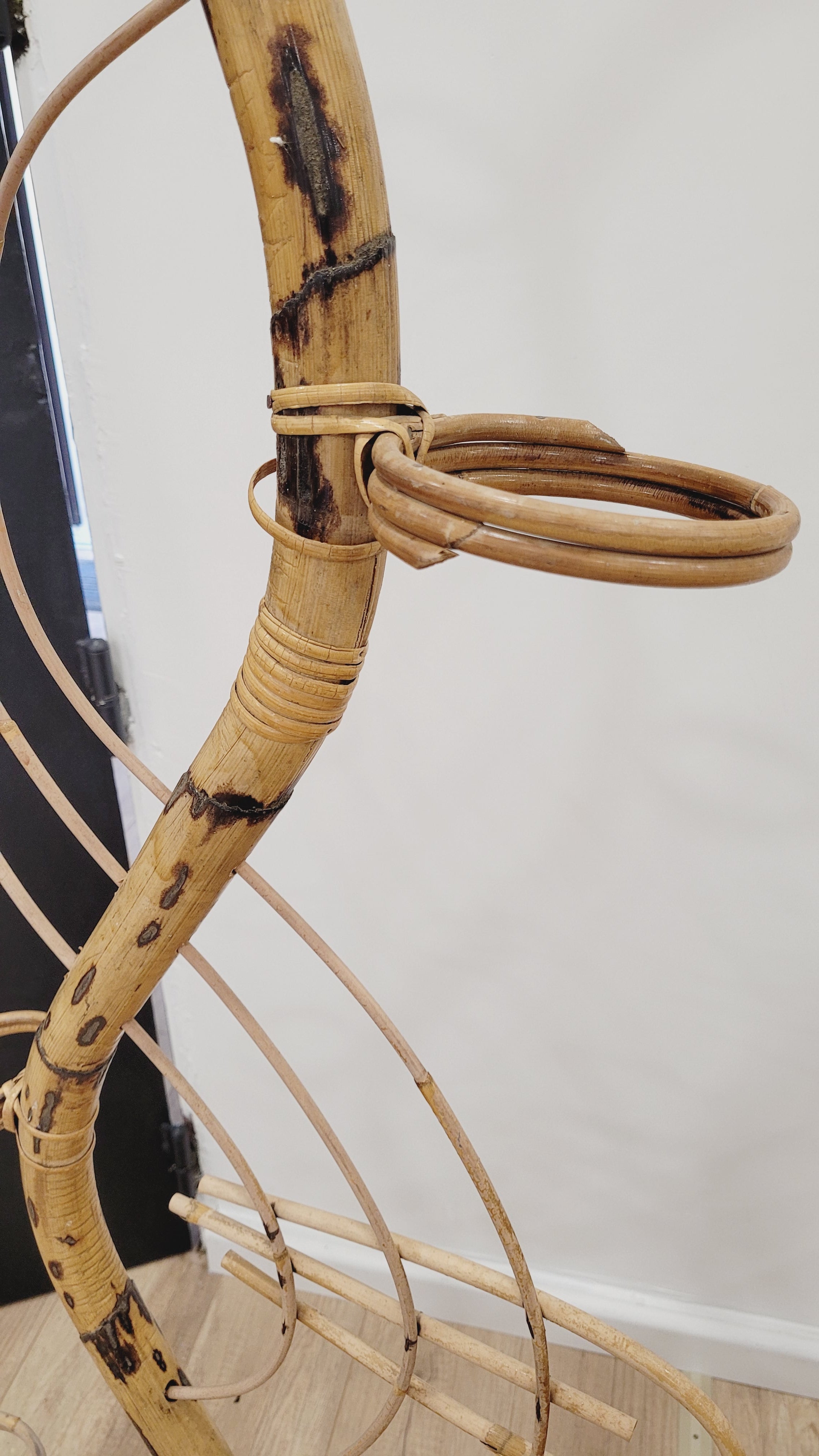 Porte-plantes serpent en rotin
