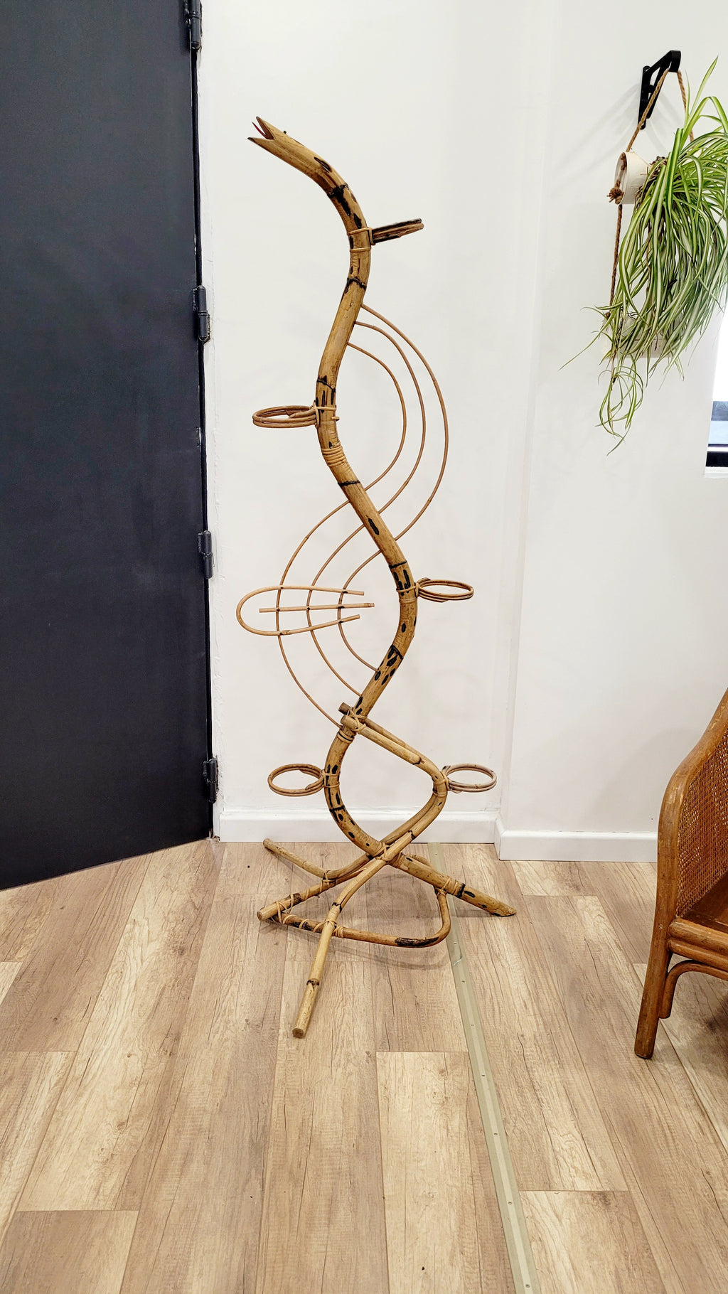 Porte-plantes serpent en rotin