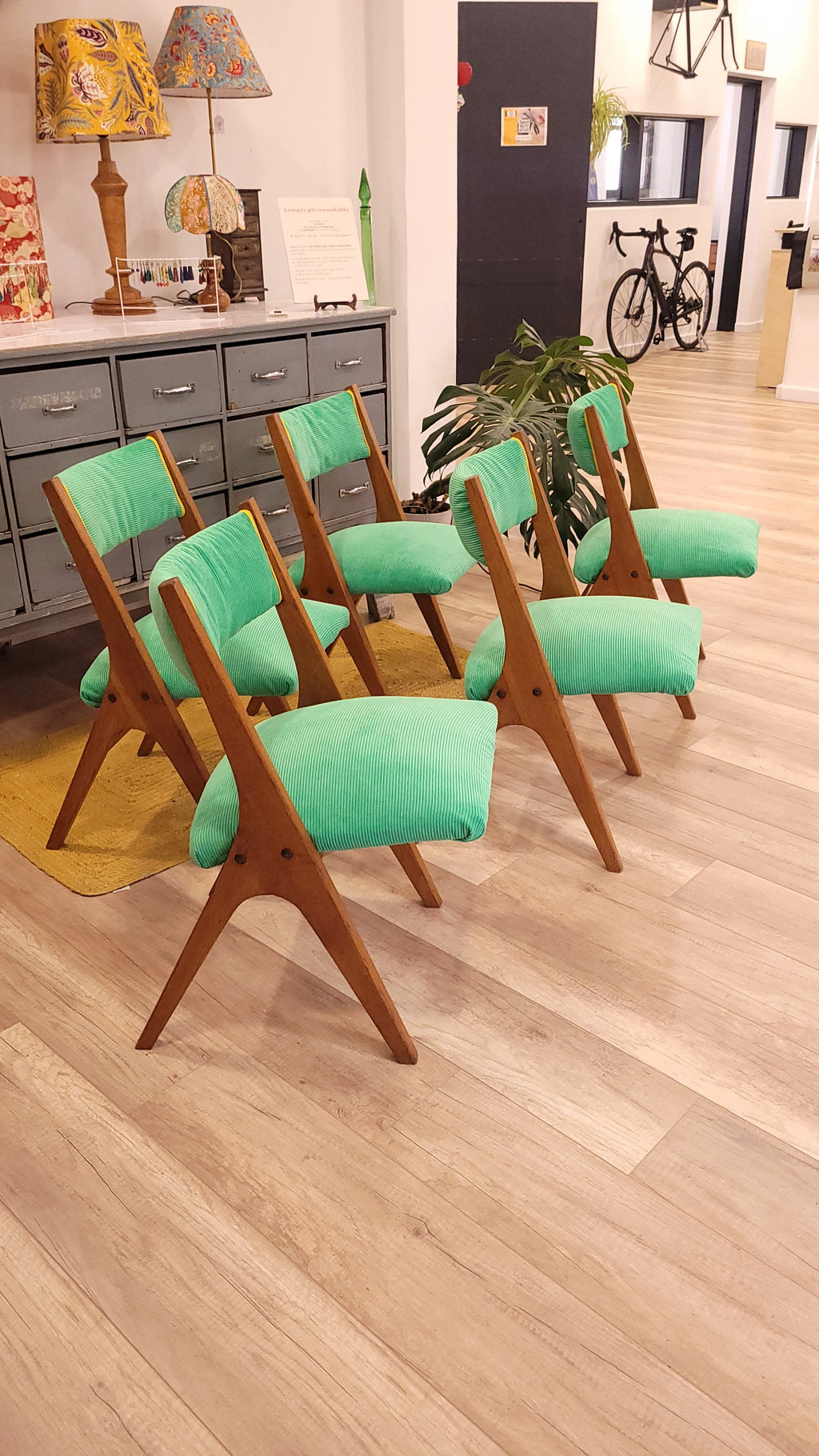 5 chaises pieds compas