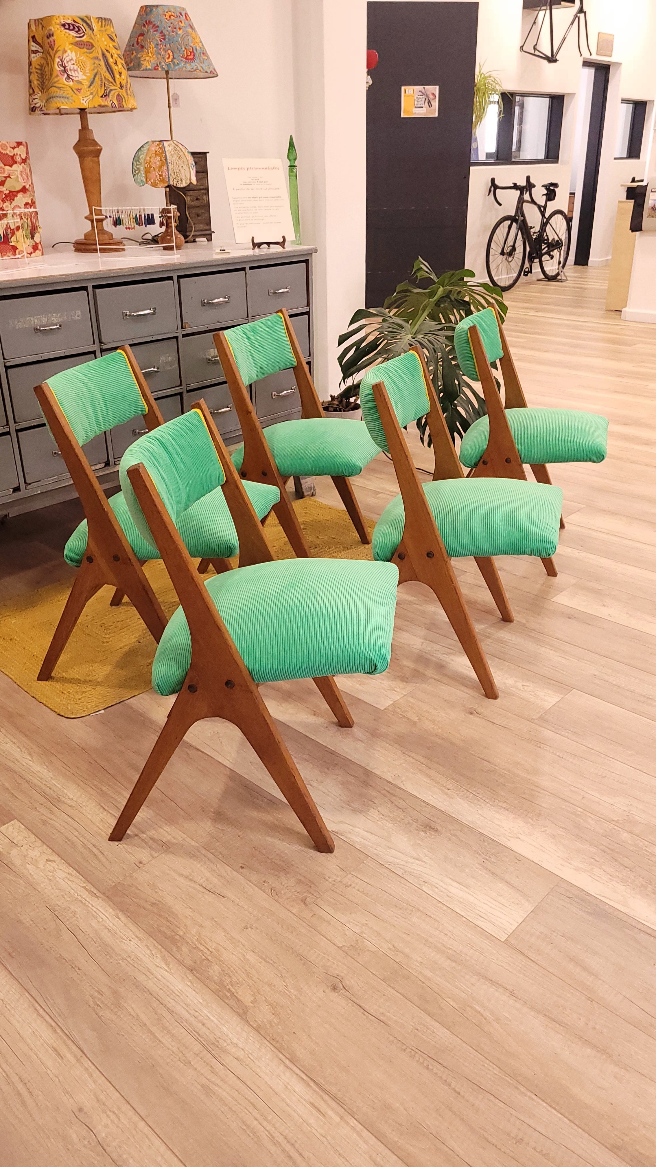 5 chaises pieds compas