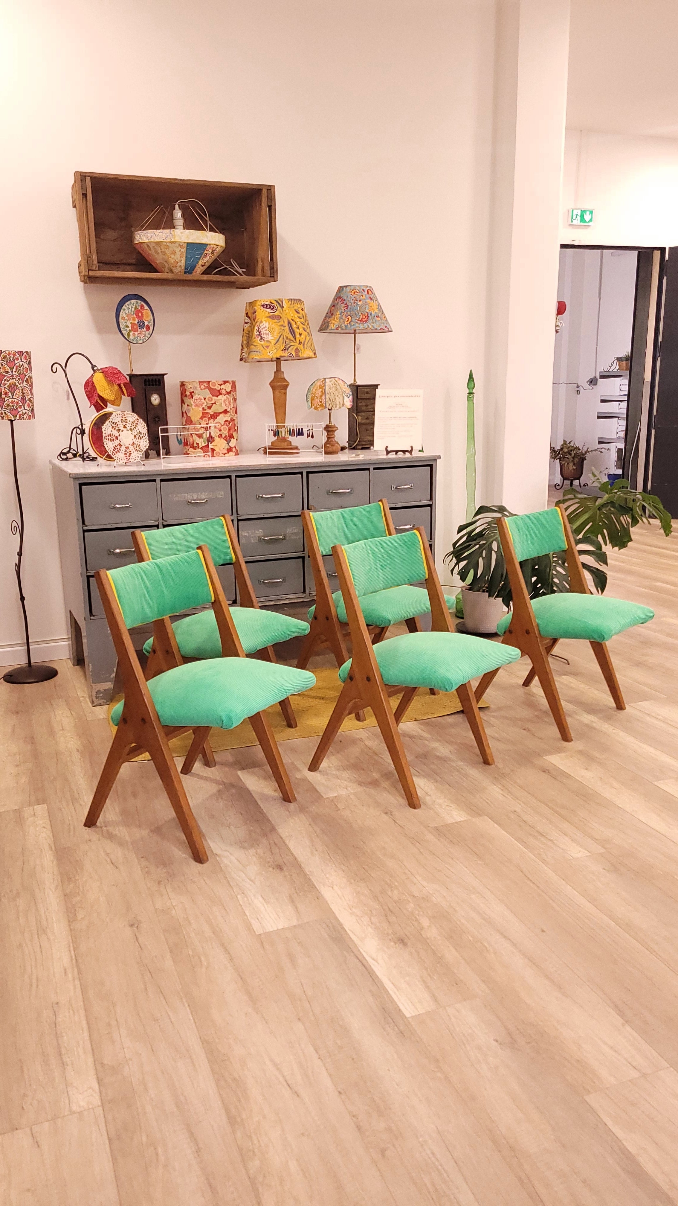 5 chaises pieds compas