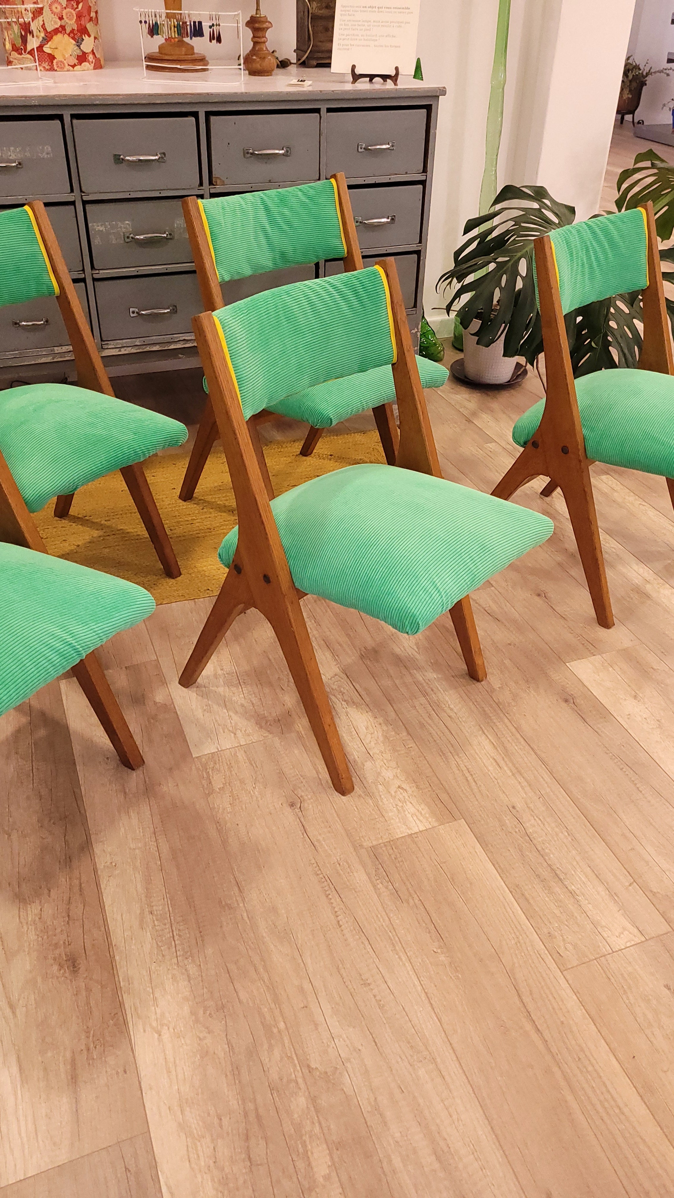 5 chaises pieds compas