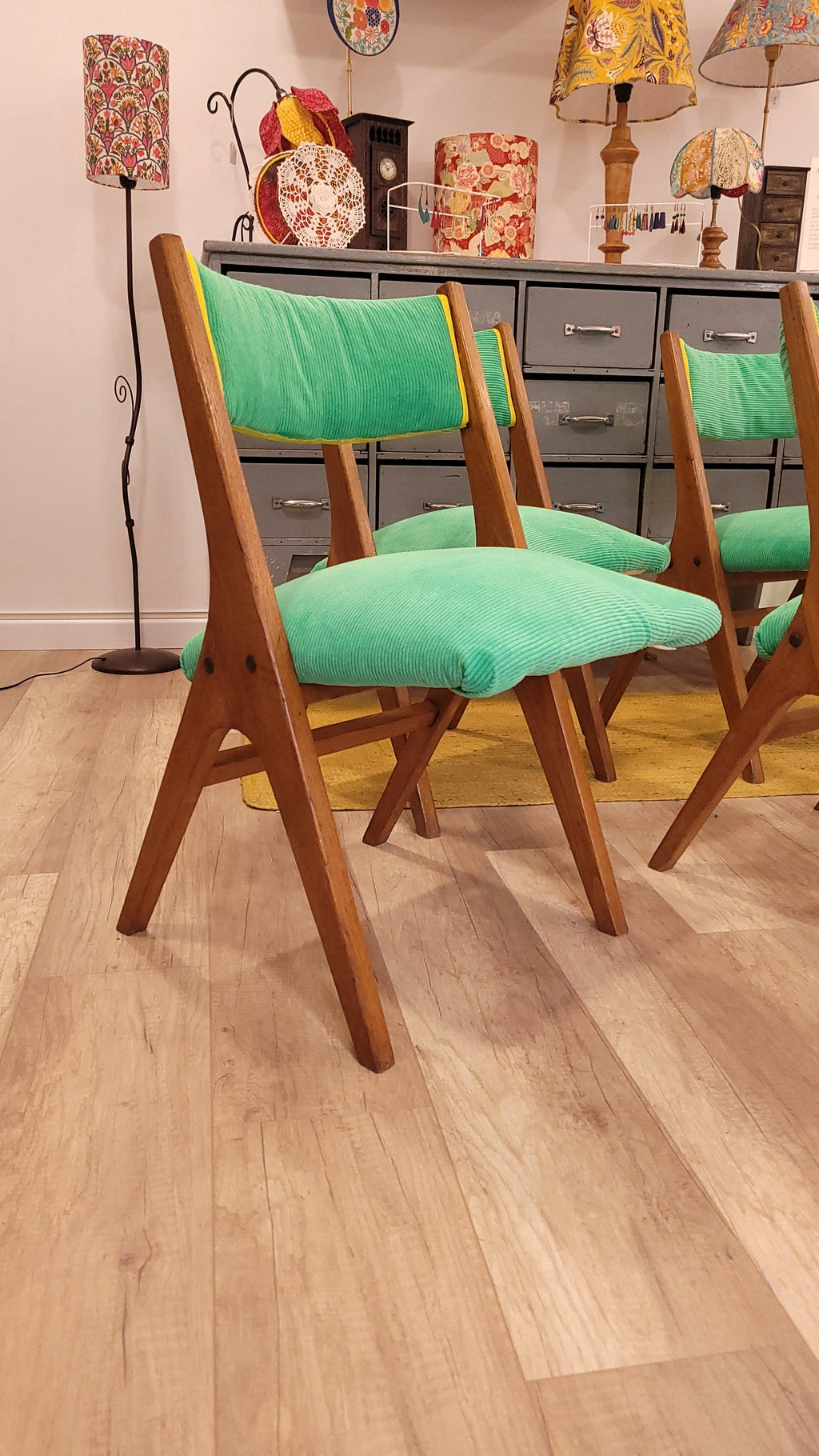 5 chaises pieds compas