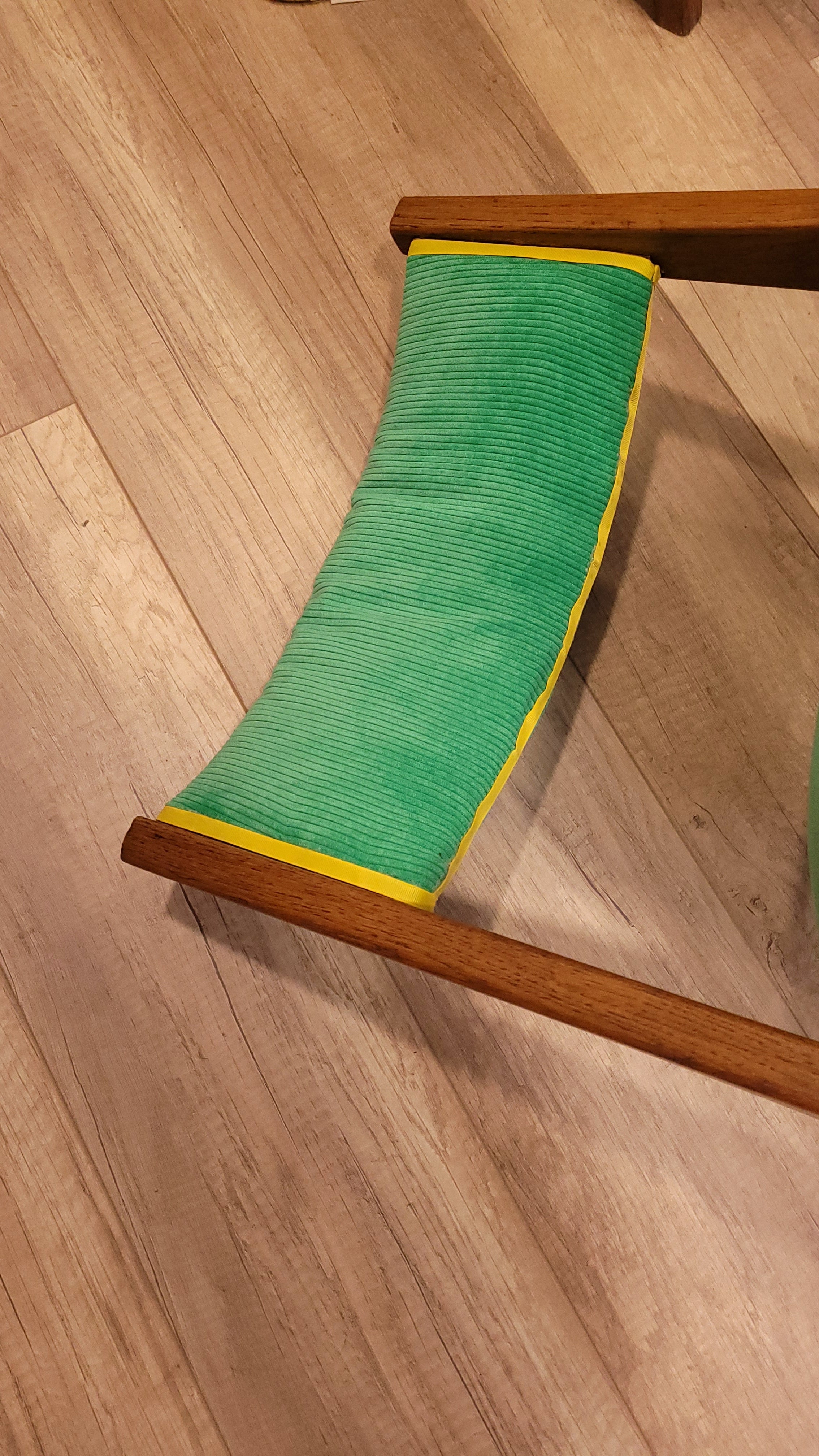 5 chaises pieds compas