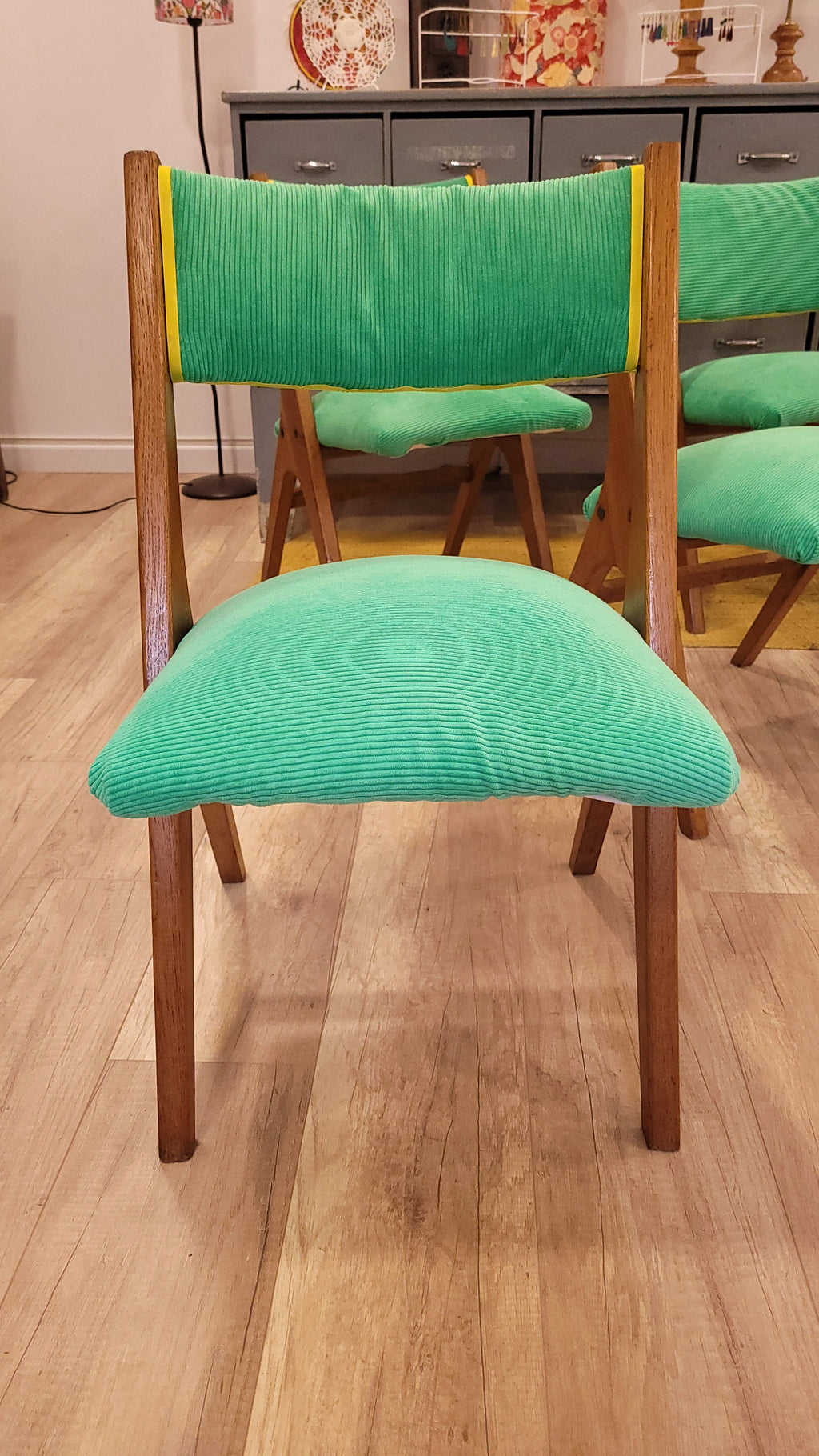 5 chaises pieds compas