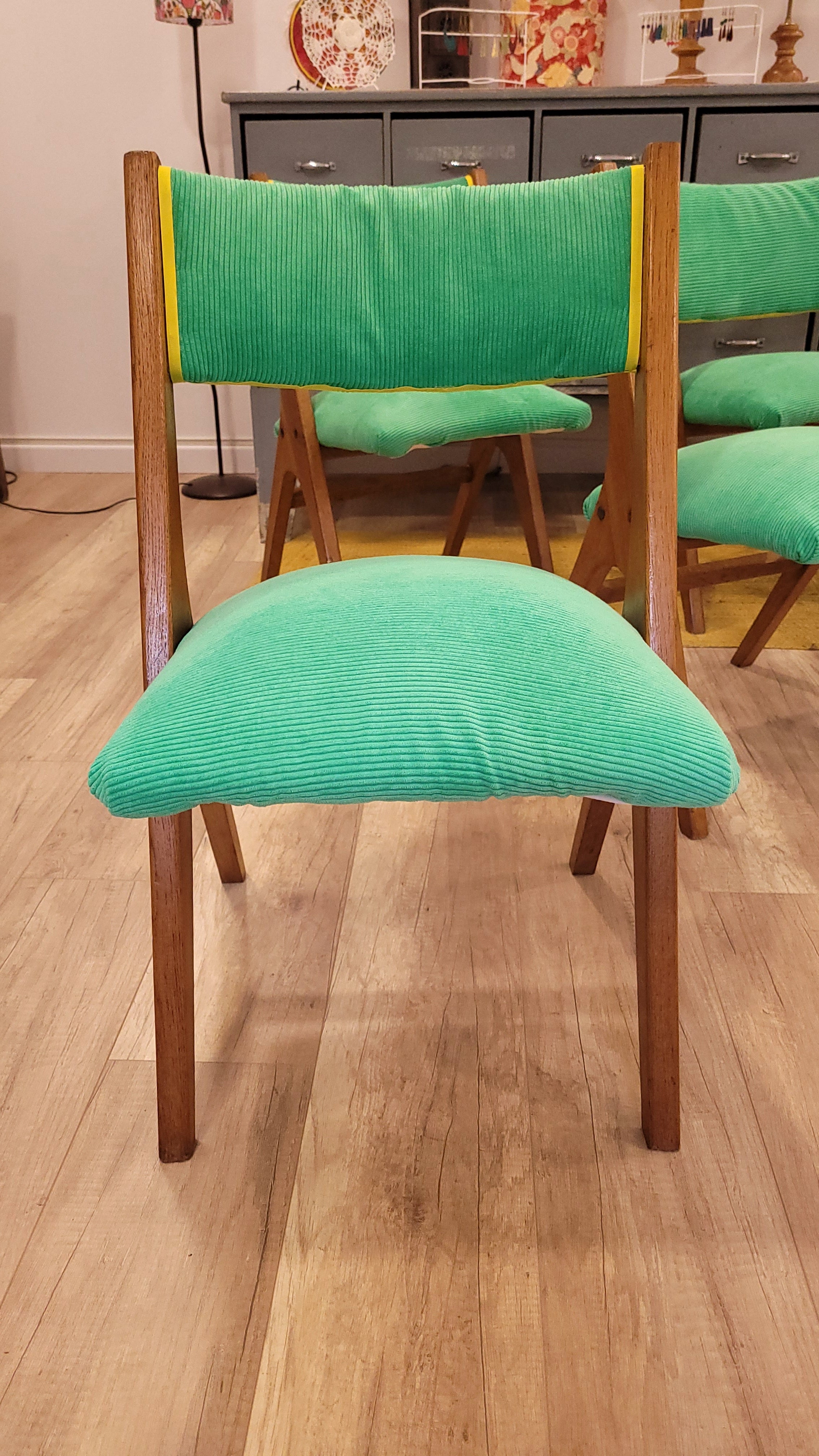 5 chaises pieds compas