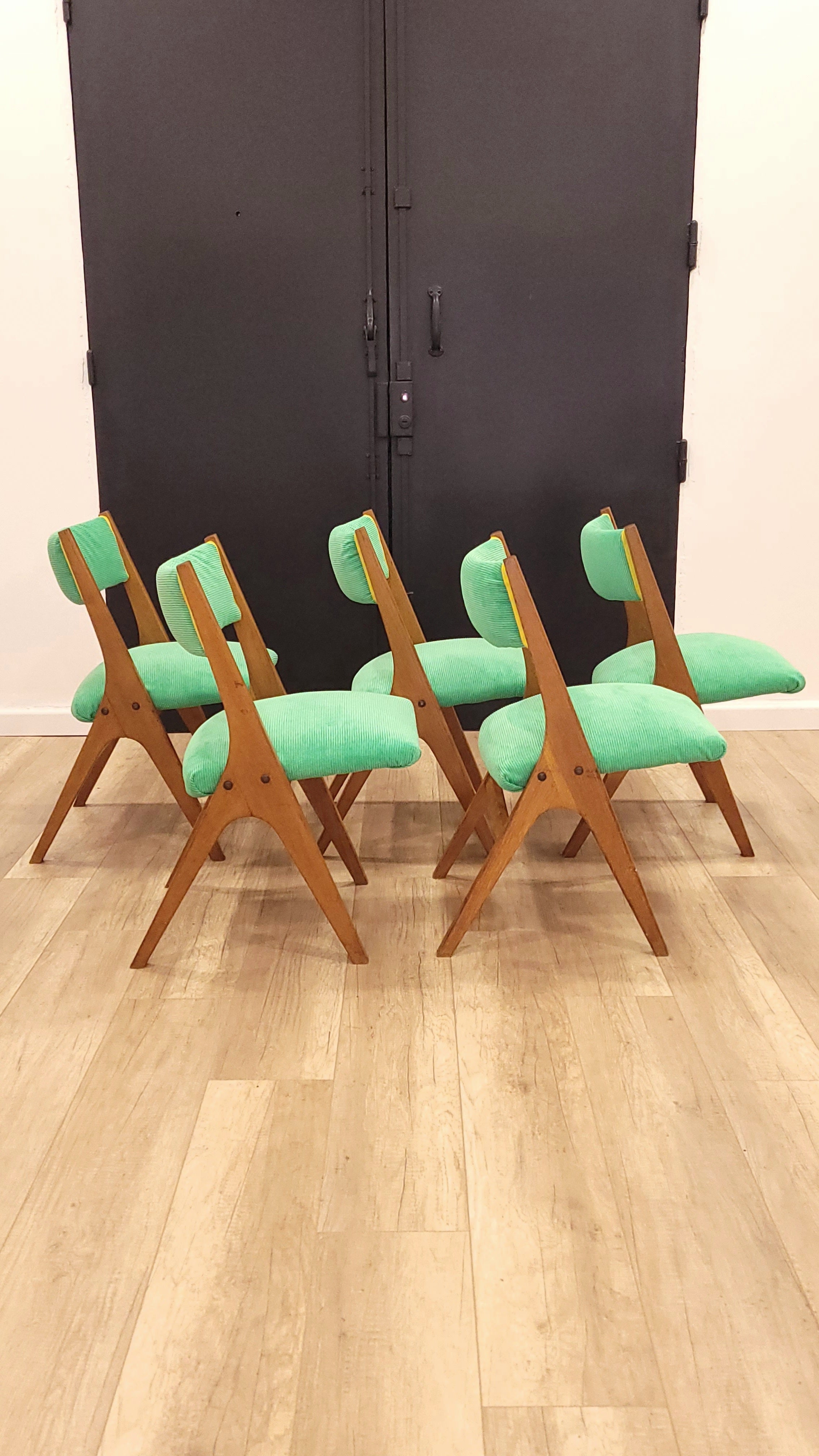 5 chaises pieds compas