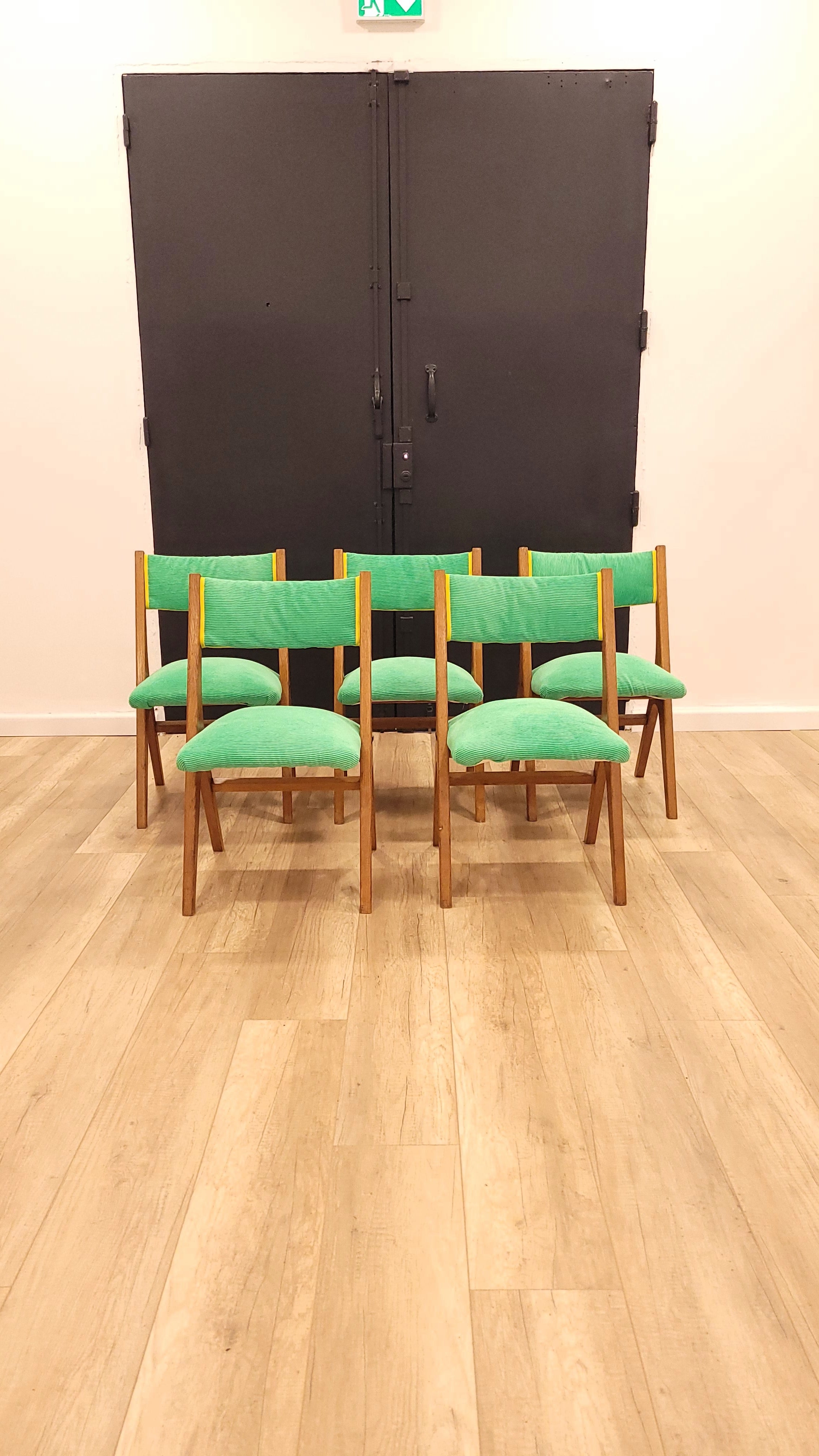 5 chaises pieds compas