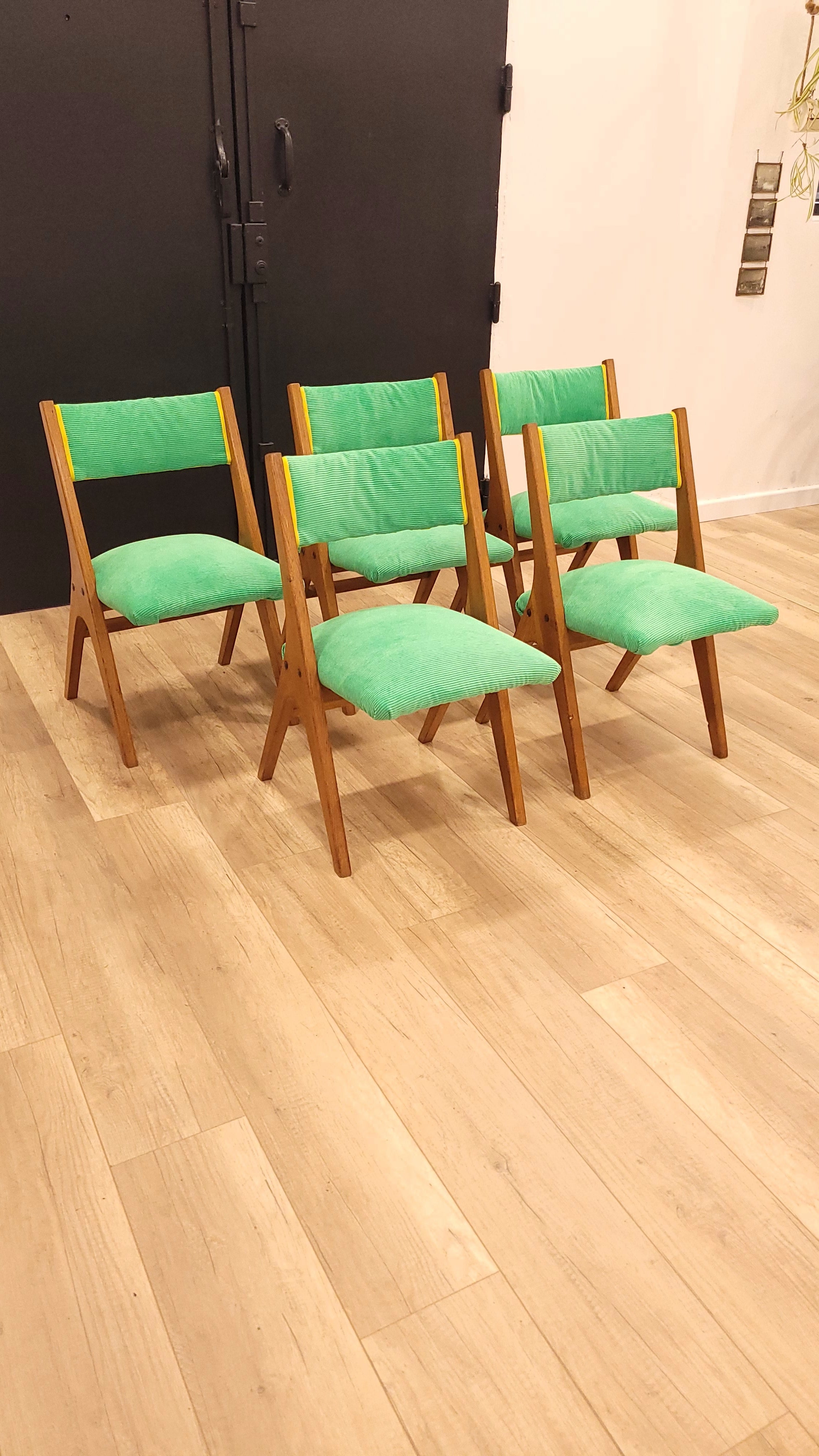 5 chaises pieds compas