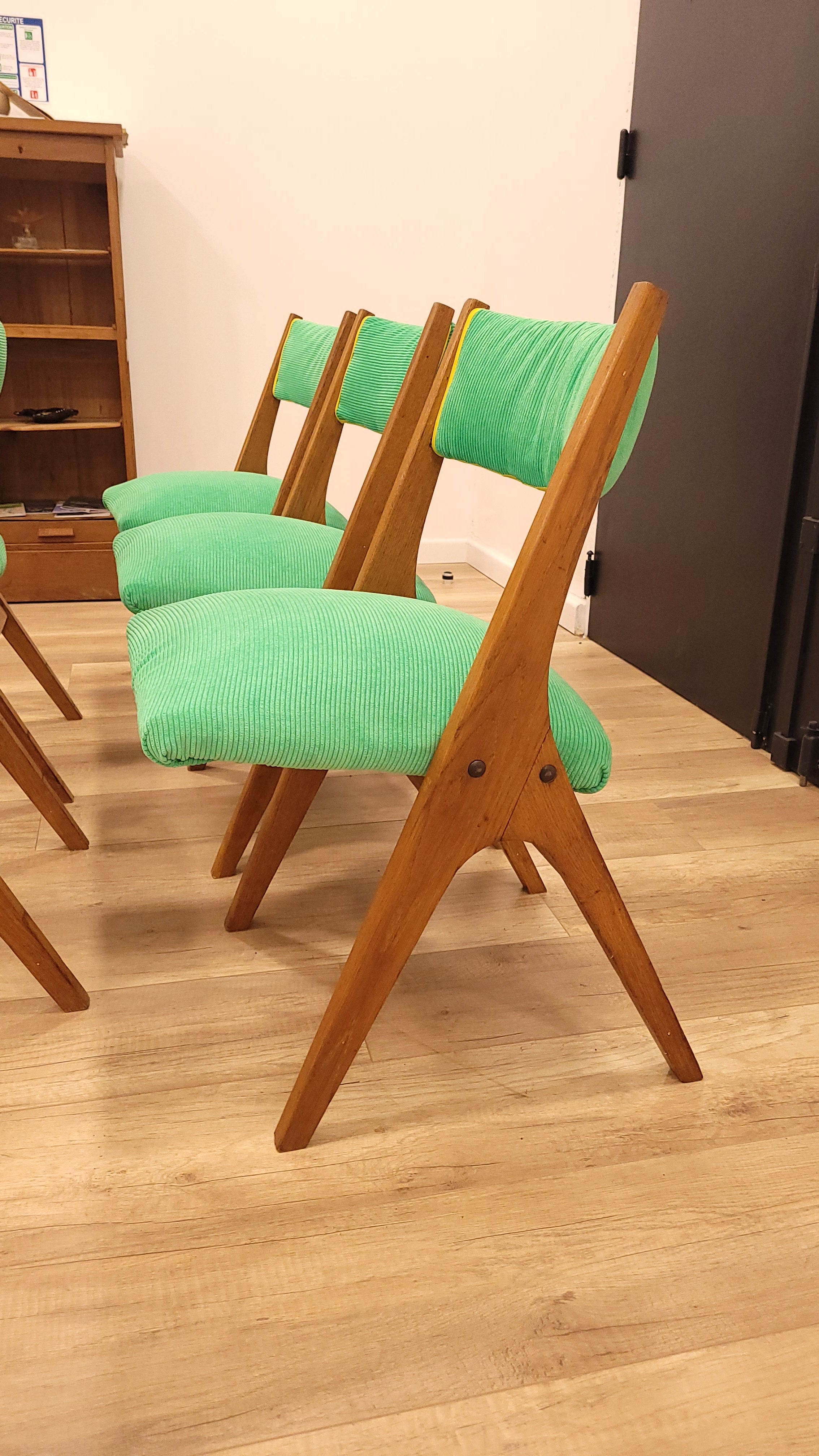 5 chaises pieds compas