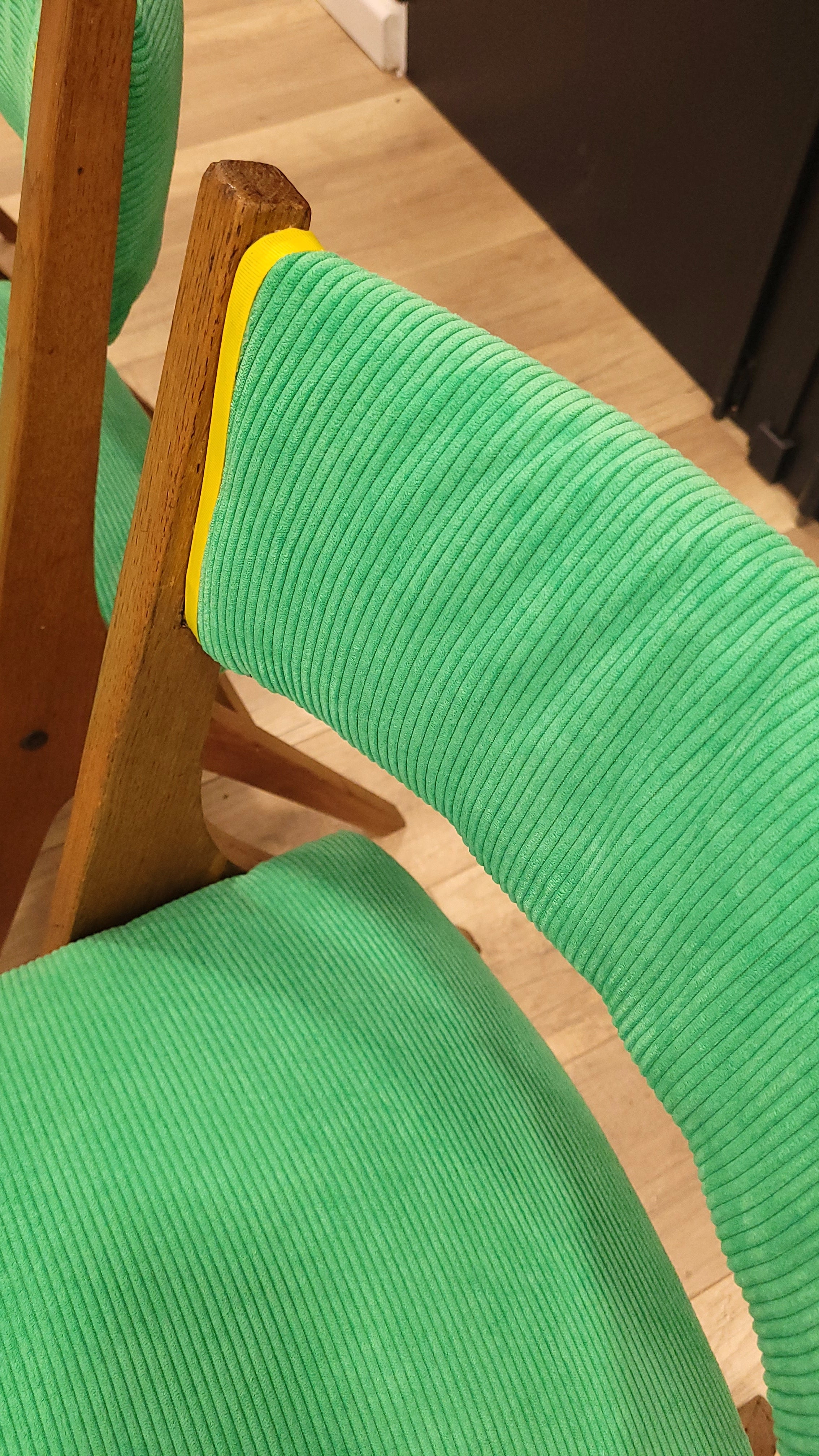 5 chaises pieds compas