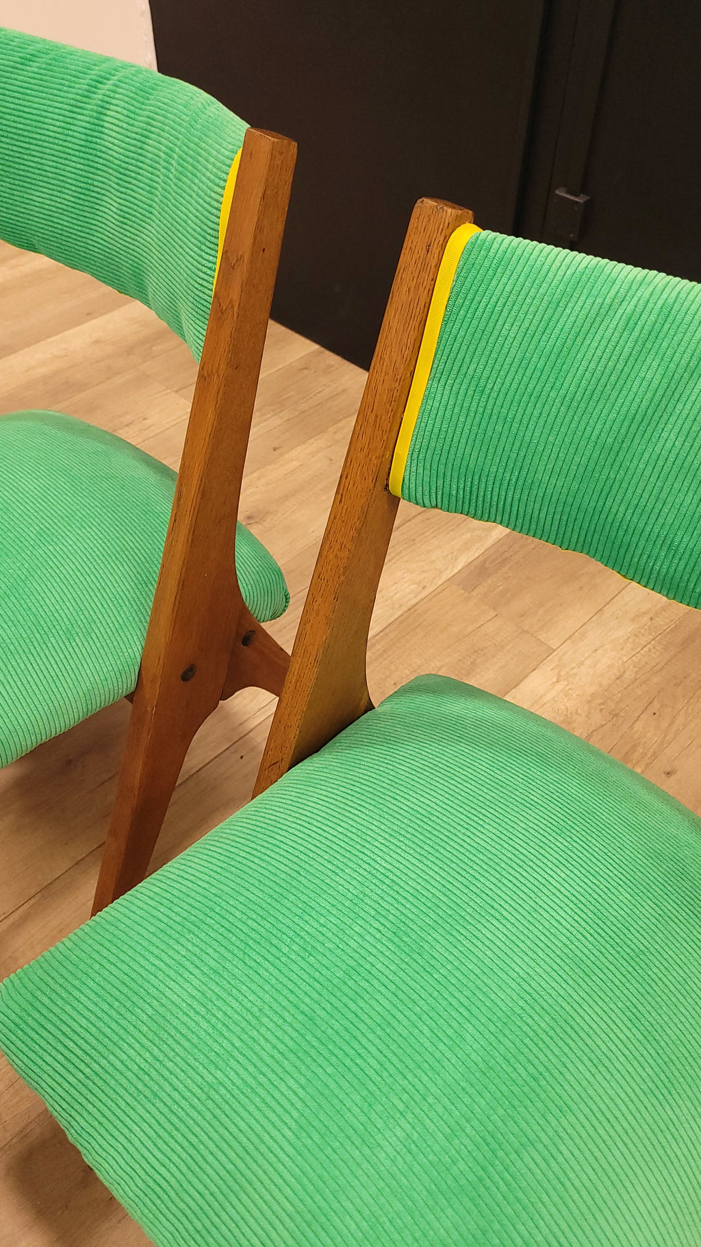 5 chaises pieds compas