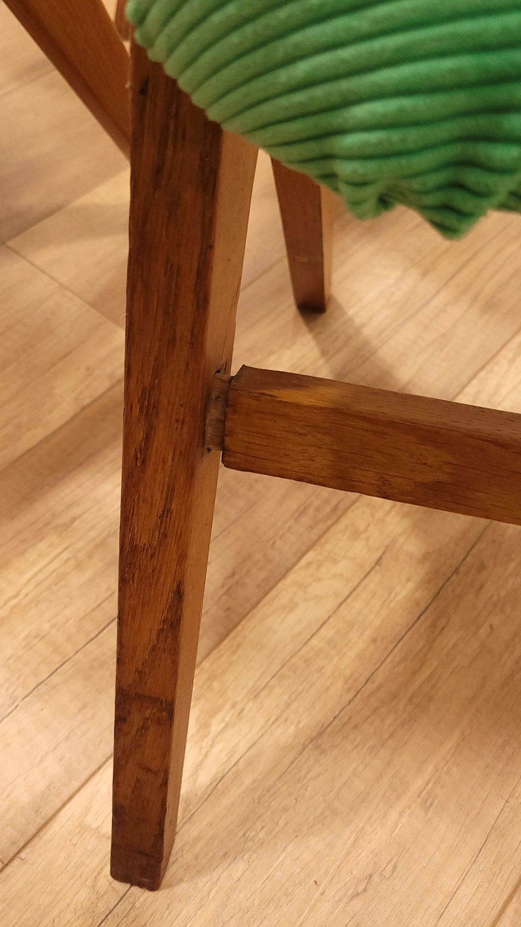 5 chaises pieds compas