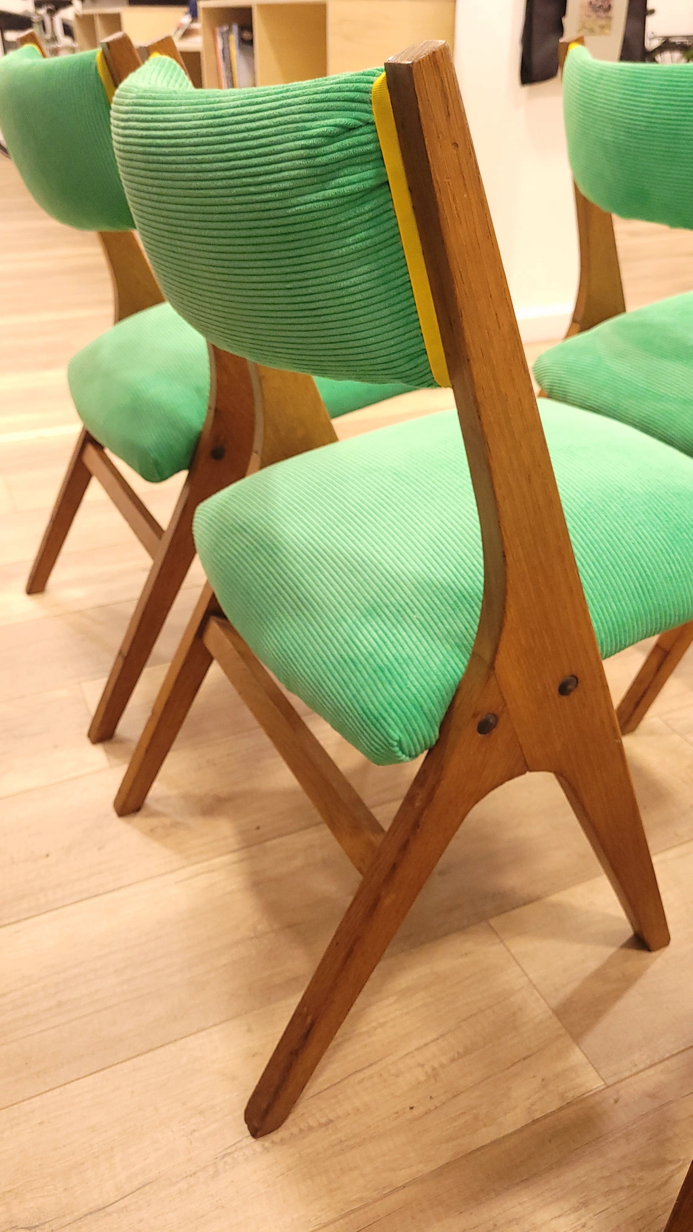 5 chaises pieds compas