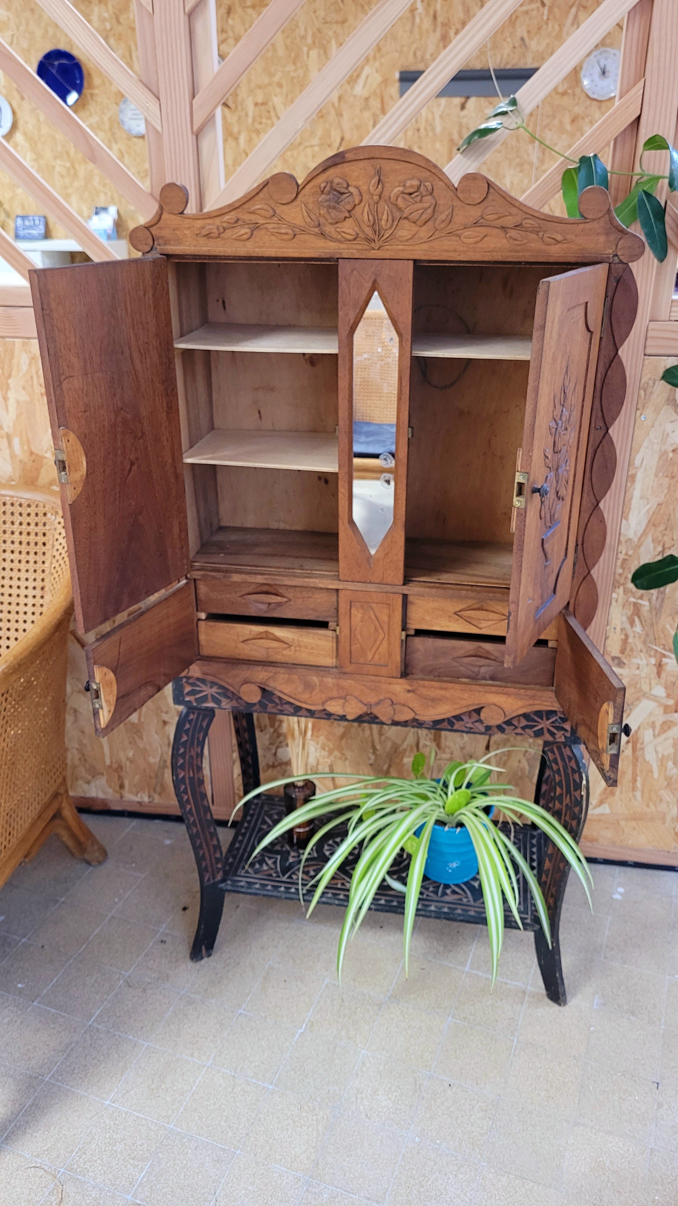 Armoirette Provençale en Bois – Pièce Unique