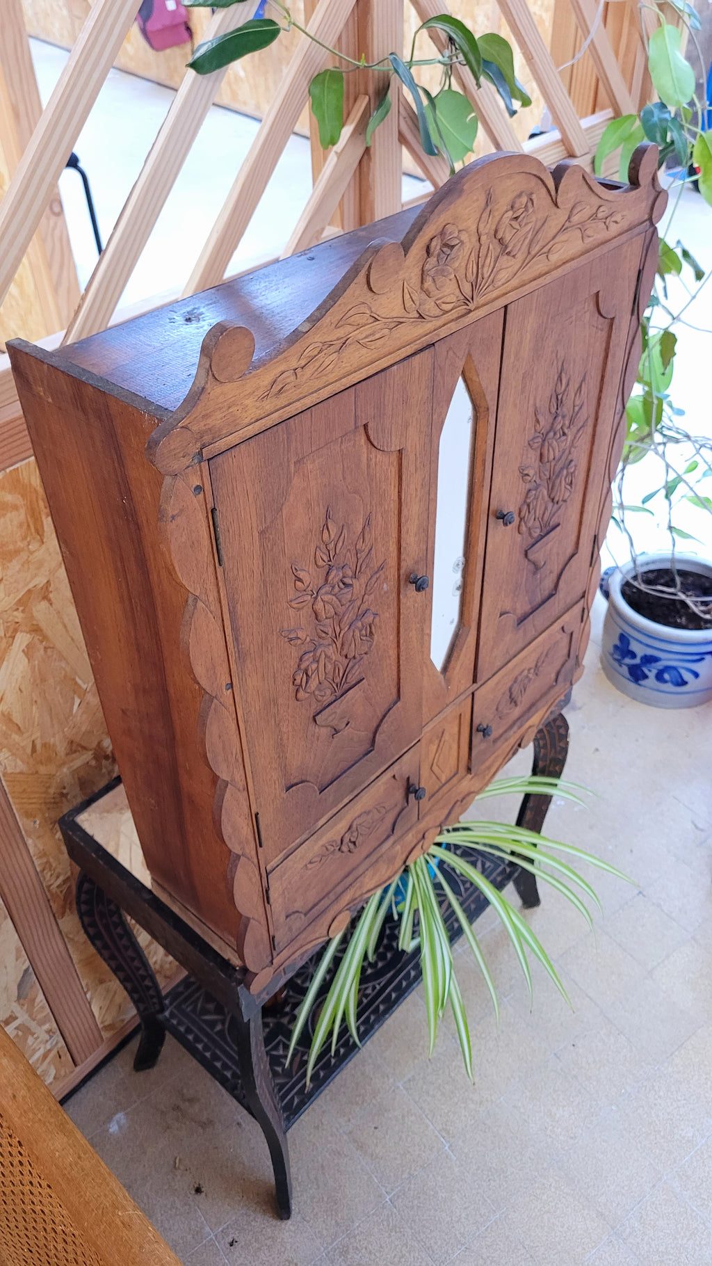 Armoirette Provençale en Bois – Pièce Unique